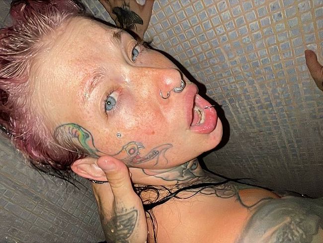 Micky-Bottenberg Porno Video: Duschs*x mit Orgasmus lustiger Gothschlampe