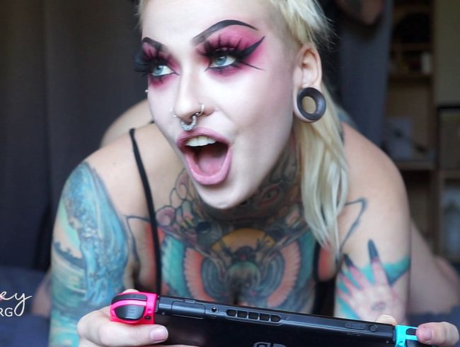 Micky-Bottenberg Porno Video: Gamergirl GEfi**T! - Beim zocken zum Ograsmus gefi**t.