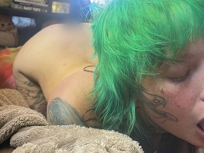 Micky-Bottenberg Porno Video: Grün Haarige Goth Schlampe saugt deinen schw**z leer